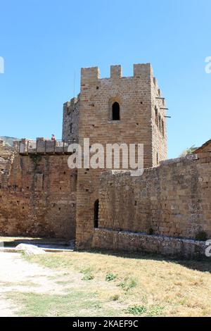 Eine Luftaufnahme des steinigen Gebäudes des Schlosses Loarre in Spanien Stockfoto