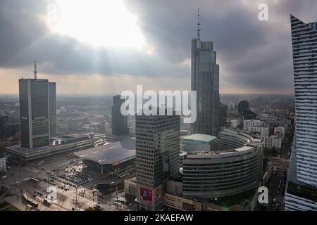 Warschau, Polen. 02.. November 2022. Die Sonne scheint auf den Wolkenkratzern in der Warschauer Innenstadt unter wechselhaften Wolken. Quelle: Jan Woitas/dpa/Alamy Live News Stockfoto