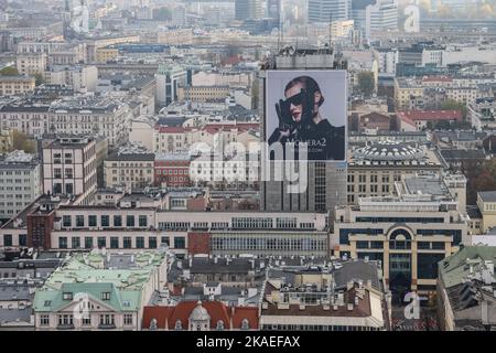 Warschau, Polen. 02.. November 2022. Ein überdimensionales Werbeplakat hängt an einem verlassenen Wolkenkratzer in Warschau. Quelle: Jan Woitas/dpa/Alamy Live News Stockfoto