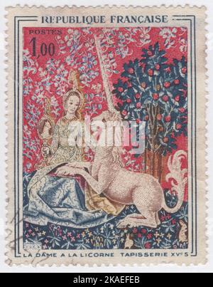 FRANKREICH - 1964. Oktober 31: Eine mehrfarbige Briefmarke mit einem Fragment von 1 Franken, aus dem Wandteppich La Dame a la licorne (die Dame und das Einhorn), um 1500. Musée de Cluny, Paris. Kirchenkunst Stockfoto