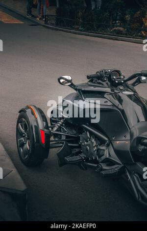 Ein schwarzes, elegantes, sportliches Can-am spyder F3 Motorrad, Nahaufnahme, vertikal Stockfoto