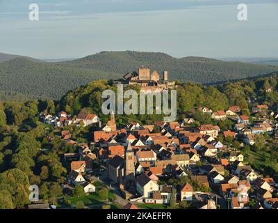LUFTAUFNAHME. Mittelalterliche Burg Lichtenberg mit Blick auf das gleichnamige Dorf. Bas-Rhin, Alsace, Grand Est, Frankreich. Stockfoto