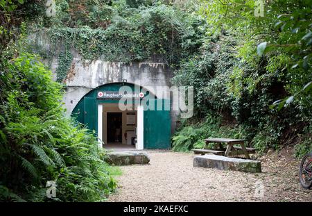 Der Eingang zum Deutschen unterirdischen Krankenhaus in La Vassalerie, Guernsey, Teil der Kanalinseln, Großbritannien Stockfoto