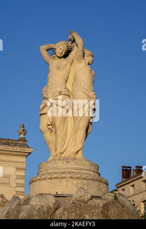 Blick auf die Statue der drei Grazien, Steindekor des zentralen Brunnens auf dem berühmten Wahrzeichen Place de la Comedie, Montpellier, Frankreich Stockfoto