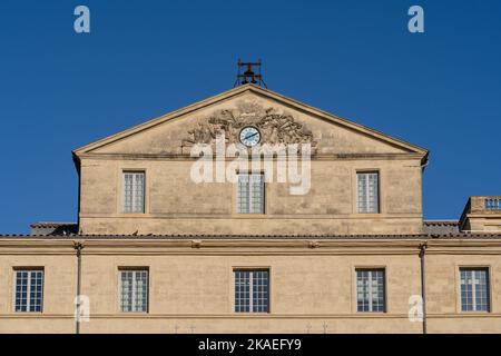 Detailansicht der alten Steinfassade des Hotel de Massilian, einem historischen Gebäude, in dem sich das Musee Fabre befindet, ein berühmtes Wahrzeichen von Montpellier, Frankreich Stockfoto