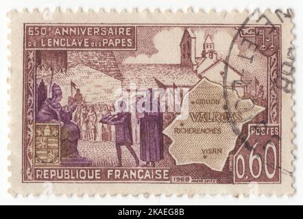 FRANKREICH - 1968. Mai 25: Eine 60 Centimes braune, bister-braune und violette Briefmarke, die die Karte der päpstlichen Enklave, Valreas und Johannes XXII. Darstellt, die Hommage empfangen. Päpstliche Enklave in Valreas, 650.. Jahrestag. Die Gegend um die Stadt Valreas ist als L'Enclave des Papes bekannt. Es ist eine Enklave von Vaucluse, umgeben vom Departement Drome. Die Gründung der Enklave begann 1317, als Papst Johannes XXII. Valreas für das Papsttum Avignon kaufte. Die Geschichte erzählt, dass ihm nach einem Besuch in Valreas, der sich unwohl fühlte, Wein aus der Gegend angeboten wurde Stockfoto