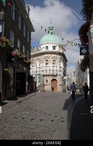 Die High Street in St. Peter Port, Guernsey, Teil der Kanalinseln, Großbritannien Stockfoto