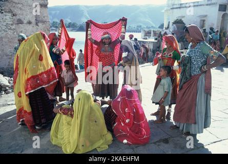 Indien. Rajasthan. Pushkar. Einheimische Frauen in Saris mit Kindern. Stockfoto