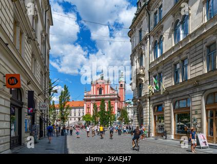 Blick über die Stritarjeva ulica zur Dreifachbrücke und zur Franziskanerkirche der Verkündigung auf dem Preserenplatz (Presernov Trg), Ljubljana, Slo Stockfoto