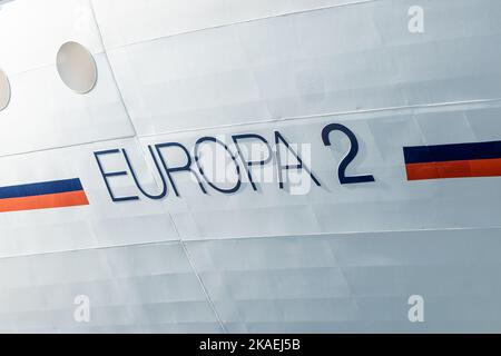 GIUDECCA, VENEDIG, ITALIEN - 2 2022. SEPTEMBER: Hapag Lloyd-Kreuzschiff MS Europa 2-Logo auf der Seite des Schiffes. Stockfoto