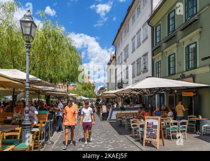 Bars und Cafés auf Cankarjevo nabrežje, Altstadt, Ljubljana, Slowenien Stockfoto