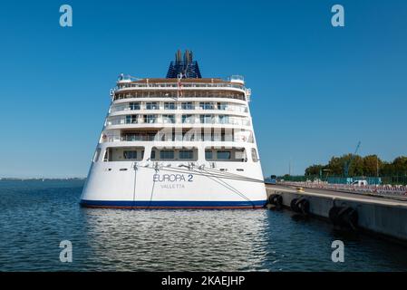 GIUDECCA, VENEDIG, ITALIEN - 2 2022. SEPTEMBER: Das Hapag Lloyd-Kreuzschiff MS Europa 2 dockte im Hafen von Giudecca auf der Insel Venedig in Italien an. Stockfoto