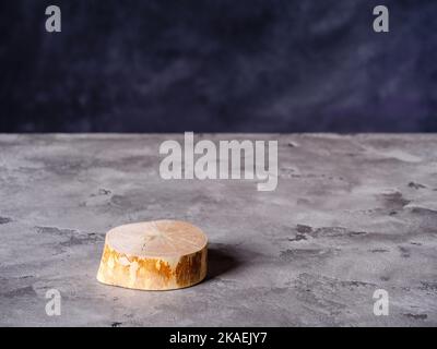 Runde Holzsäge geschnitten Zylinderform für Produktpräsentation auf Beton Hintergrund Stockfoto