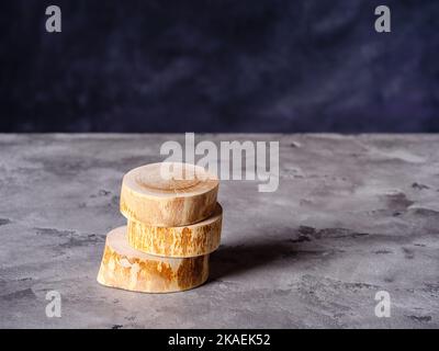 3 Holzpodien zur Produktpräsentation auf betontem Hintergrund Stockfoto