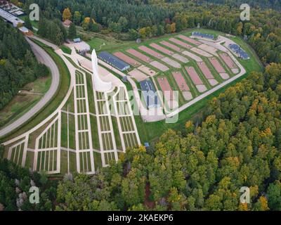 LUFTAUFNAHME. Der Struthof: Ein Konzentrationslager aus dem Zweiten Weltkrieg in den Vogesen. Natzwiller, Bas-Rhin, Elsass, Grand Est, Frankreich. Stockfoto