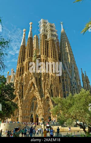 Die Nordwand der Sagrada Familia, Basílica de la Sagrada Familia, entworfen von Antoni Gaudi in Barcelona, Spanien. Stockfoto