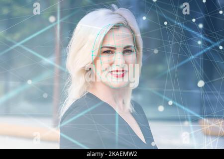 Zukunft. Gesichtserkennung. Biometrische Gesichtserkennung. ID-Informationssicherheit. 3D Scannen des Gesichts eines kaukasischen Servertechnikers, der mit dem Tablet AT arbeitet Stockfoto