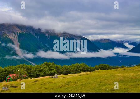 Die wilde Saint Arnaud Range, von Mount Robert aus gesehen, Nelson Lakes National Park, South Island, Neuseeland, an einem bewölkten Tag, Nebel im Tal. Stockfoto