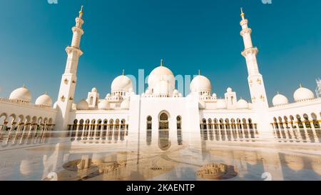 Abu dhabi, VAE - 3.. oktober 2022: Scheich-Zayed-Moschee am Tag des klaren blauen Himmels, Abu Dhabi, Vereinigte Arabische Emirate Stockfoto