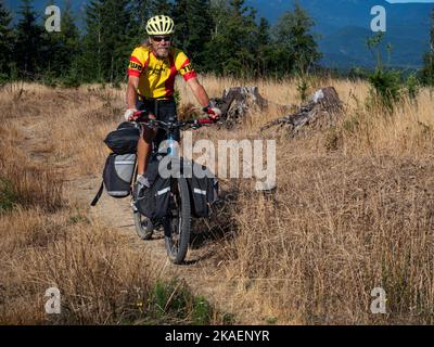 WA22677-00...WASHINGTON - auf der XCross Washington Mountain Bike Route über einen klaren Schnitt auf dem Weg zur Hood Canal Bridge. Stockfoto