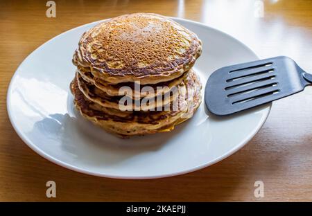 Amerikanischer Pfannkuchen mit Flipper Stockfoto