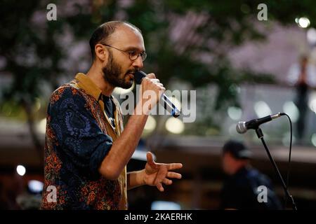 Greenstadtrat Jonathan Sriranganathan spricht bei einer Kerzenlicht-Mahnwache mit der Menge. Demonstranten versammelten sich in Brisbane zu einer Kerzenlichtmahnwache für den indigenen Teenager Cassius Turvey, der während eines rassistischen Angriffs angegriffen wurde, als er letzten Monat von der Schule in Perth, Westaustralien, heimging. Der 15-jährige Turvey starb zehn Tage später am 23.. Oktober an seinen Wunden. Demonstranten in vielen Städten und Gemeinden im ganzen Land forderten gleichzeitig Maßnahmen gegen rassistisch motivierte Gewalt und schlechte Polizeipraktika. Stockfoto