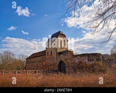 Eine Luftaufnahme von Schloss Vilbel, umgeben von Gras Stockfoto