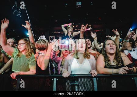 Zürich, Schweiz. 28., Oktober 2022. Energische Konzertbesucher bei einem Live-Konzert während der Mega 90s Party im Hallenstadion in Zürich. (Foto: Gonzales Photo - Tilman Jentzsch). Stockfoto