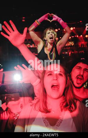 Zürich, Schweiz. 28., Oktober 2022. Energische Konzertbesucher bei einem Live-Konzert während der Mega 90s Party im Hallenstadion in Zürich. (Foto: Gonzales Photo - Tilman Jentzsch). Stockfoto