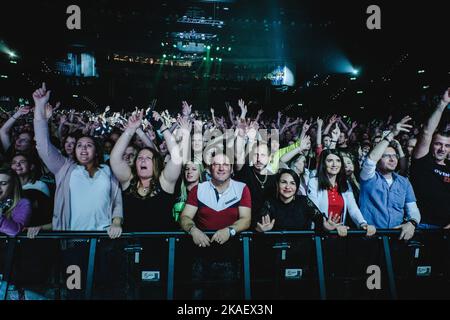 Zürich, Schweiz. 28., Oktober 2022. Energische Konzertbesucher bei einem Live-Konzert während der Mega 90s Party im Hallenstadion in Zürich. (Foto: Gonzales Photo - Tilman Jentzsch). Stockfoto