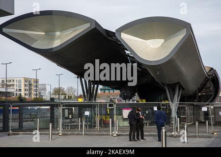 Slough, Großbritannien. 2.. November 2022. Am Busbahnhof Slough ist ein schwerer Brandschaden zu sehen. Der Schaden an dem Gebäude, das 2011 im Rahmen des £450m Heart of Slough-Regenerationprojekts eröffnet wurde, ereignete sich während eines Feuers in den frühen Morgenstunden des 29. Oktober 2022 und unterliegt nun einer Untersuchung auf Hinweise auf einen vermuteten Brandanschlag. Kredit: Mark Kerrison/Alamy Live Nachrichten Stockfoto