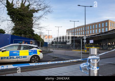 Slough, Großbritannien. 2.. November 2022. Am Busbahnhof Slough ist ein schwerer Brandschaden zu sehen. Der Schaden an dem Gebäude, das 2011 im Rahmen des £450m Heart of Slough-Regenerationprojekts eröffnet wurde, ereignete sich während eines Feuers in den frühen Morgenstunden des 29. Oktober 2022 und unterliegt nun einer Untersuchung auf Hinweise auf einen vermuteten Brandanschlag. Kredit: Mark Kerrison/Alamy Live Nachrichten Stockfoto