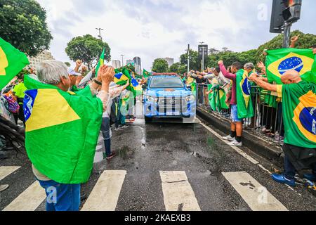 Rio de Janeiro, Brasilien. 2. November 2022: BRASILIEN. RIO DE JANEIRO. 02. November 2022 BOLSONARIST PROTESTIEREN die Wähler des Kandidaten Jair Bolsonaro unzufrieden mit der Niederlage bei den Umfragen protestieren vor dem Phanteon de Caxias in Presidente Vargas im Zentrum der Stadt und fordern eine föderale Intervention im Land. (Bild: © Ellan Lustosa/ZUMA Press Wire) Bild: ZUMA Press, Inc./Alamy Live News Stockfoto