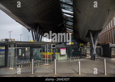 Slough, Großbritannien. 2.. November 2022. Am Busbahnhof Slough ist ein schwerer Brandschaden zu sehen. Der Schaden an dem Gebäude, das 2011 im Rahmen des £450m Heart of Slough-Regenerationprojekts eröffnet wurde, ereignete sich während eines Feuers in den frühen Morgenstunden des 29. Oktober 2022 und unterliegt nun einer Untersuchung auf Hinweise auf einen vermuteten Brandanschlag. Kredit: Mark Kerrison/Alamy Live Nachrichten Stockfoto