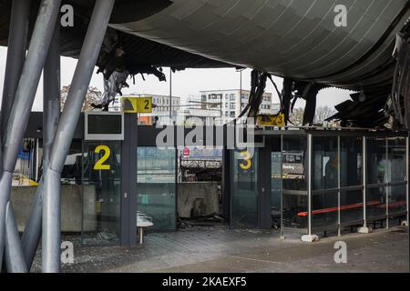 Slough, Großbritannien. 2.. November 2022. Am Busbahnhof Slough ist ein schwerer Brandschaden zu sehen. Der Schaden an dem Gebäude, das 2011 im Rahmen des £450m Heart of Slough-Regenerationprojekts eröffnet wurde, ereignete sich während eines Feuers in den frühen Morgenstunden des 29. Oktober 2022 und unterliegt nun einer Untersuchung auf Hinweise auf einen vermuteten Brandanschlag. Kredit: Mark Kerrison/Alamy Live Nachrichten Stockfoto