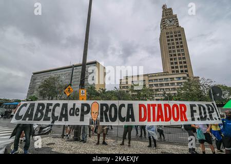 Rio de Janeiro, Brasilien. 2. November 2022: BRASILIEN. RIO DE JANEIRO. 02. November 2022 BOLSONARIST PROTESTIEREN die Wähler des Kandidaten Jair Bolsonaro unzufrieden mit der Niederlage bei den Umfragen protestieren vor dem Phanteon de Caxias in Presidente Vargas im Zentrum der Stadt und fordern eine föderale Intervention im Land. (Bild: © Ellan Lustosa/ZUMA Press Wire) Bild: ZUMA Press, Inc./Alamy Live News Stockfoto