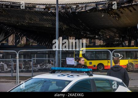 Slough, Großbritannien. 2.. November 2022. Am Busbahnhof Slough ist ein schwerer Brandschaden zu sehen. Der Schaden an dem Gebäude, das 2011 im Rahmen des £450m Heart of Slough-Regenerationprojekts eröffnet wurde, ereignete sich während eines Feuers in den frühen Morgenstunden des 29. Oktober 2022 und unterliegt nun einer Untersuchung auf Hinweise auf einen vermuteten Brandanschlag. Kredit: Mark Kerrison/Alamy Live Nachrichten Stockfoto