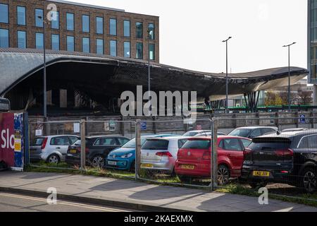 Slough, Großbritannien. 2.. November 2022. Am Busbahnhof Slough ist ein schwerer Brandschaden zu sehen. Der Schaden an dem Gebäude, das 2011 im Rahmen des £450m Heart of Slough-Regenerationprojekts eröffnet wurde, ereignete sich während eines Feuers in den frühen Morgenstunden des 29. Oktober 2022 und unterliegt nun einer Untersuchung auf Hinweise auf einen vermuteten Brandanschlag. Kredit: Mark Kerrison/Alamy Live Nachrichten Stockfoto