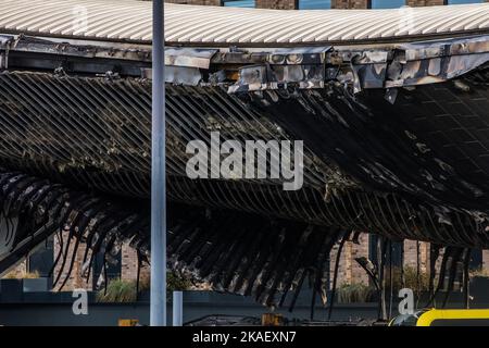 Slough, Großbritannien. 2.. November 2022. Am Busbahnhof Slough ist ein schwerer Brandschaden zu sehen. Der Schaden an dem Gebäude, das 2011 im Rahmen des £450m Heart of Slough-Regenerationprojekts eröffnet wurde, ereignete sich während eines Feuers in den frühen Morgenstunden des 29. Oktober 2022 und unterliegt nun einer Untersuchung auf Hinweise auf einen vermuteten Brandanschlag. Kredit: Mark Kerrison/Alamy Live Nachrichten Stockfoto