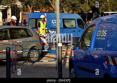 Marseille, Frankreich. 01.. November 2022. Vertreter und Fahrzeuge der Firmen Electricité Réseau et Distribution France (EFDF) und Gaz Réseau Distribution France (GRDF) werden am Standort des Gaslecks gesehen. Im Distrikt Joliette kam es zu einem großen Gasleck unter der Straße. Rund 800 Wohnungen wurden aufgrund von Netzausfällen des Gases beraubt. (Foto von Gerard Bottino/SOPA Images/Sipa USA) Quelle: SIPA USA/Alamy Live News Stockfoto