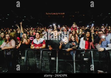 Zürich, Schweiz. 28., Oktober 2022. Energische Konzertbesucher bei einem Live-Konzert während der Mega 90s Party im Hallenstadion in Zürich. (Foto: Gonzales Photo - Tilman Jentzsch). Stockfoto