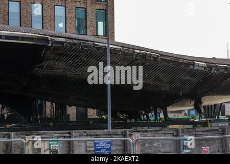 Slough, Großbritannien. 2.. November 2022. Am Busbahnhof Slough ist ein schwerer Brandschaden zu sehen. Der Schaden an dem Gebäude, das 2011 im Rahmen des £450m Heart of Slough-Regenerationprojekts eröffnet wurde, ereignete sich während eines Feuers in den frühen Morgenstunden des 29. Oktober 2022 und unterliegt nun einer Untersuchung auf Hinweise auf einen vermuteten Brandanschlag. Kredit: Mark Kerrison/Alamy Live Nachrichten Stockfoto