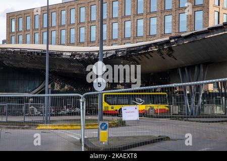 Slough, Großbritannien. 2.. November 2022. Am Busbahnhof Slough ist ein schwerer Brandschaden zu sehen. Der Schaden an dem Gebäude, das 2011 im Rahmen des £450m Heart of Slough-Regenerationprojekts eröffnet wurde, ereignete sich während eines Feuers in den frühen Morgenstunden des 29. Oktober 2022 und unterliegt nun einer Untersuchung auf Hinweise auf einen vermuteten Brandanschlag. Kredit: Mark Kerrison/Alamy Live Nachrichten Stockfoto