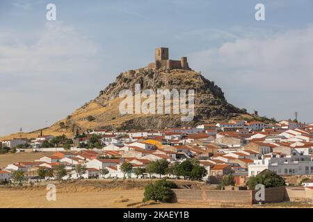 Belmez Córdoba Spanien - 09 12 2021: Herrliche Aussicht auf die mittelalterliche Burg von Belmez, die sich auf einem hohen Kalksteinfelsen in einer umgebenden Landschaft befindet Stockfoto