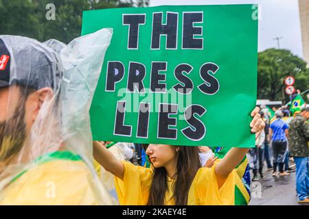 Rio de Janeiro, Brasilien. 2. November 2022: BRASILIEN. RIO DE JANEIRO. 02. November 2022 BOLSONARIST PROTESTIEREN die Wähler des Kandidaten Jair Bolsonaro unzufrieden mit der Niederlage bei den Umfragen protestieren vor dem Phanteon de Caxias in Presidente Vargas im Zentrum der Stadt und fordern eine föderale Intervention im Land. (Bild: © Ellan Lustosa/ZUMA Press Wire) Bild: ZUMA Press, Inc./Alamy Live News Stockfoto