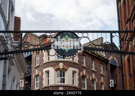 Liverpool, Großbritannien - 8. September 2022: Das Schild für Button Street im Cavern Quarter von Liverpool England. Stockfoto