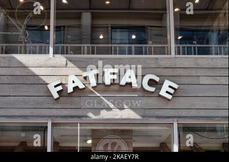 Glasgow, Großbritannien - 10. September 2022: Das Schild für das FatFace Bekleidungsgeschäft in der Innenstadt von Glasgow, Schottland Stockfoto