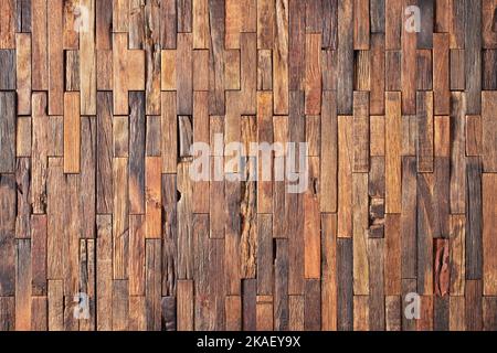 Rustikale Wandpaneele mit Holzstruktur, Plankenmosaik als Hintergrund Stockfoto