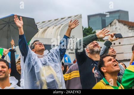 Rio de Janeiro, Brasilien. 2. November 2022: BRASILIEN. RIO DE JANEIRO. 02. November 2022 BOLSONARIST PROTESTIEREN die Wähler des Kandidaten Jair Bolsonaro unzufrieden mit der Niederlage bei den Umfragen protestieren vor dem Phanteon de Caxias in Presidente Vargas im Zentrum der Stadt und fordern eine föderale Intervention im Land. (Bild: © Ellan Lustosa/ZUMA Press Wire) Bild: ZUMA Press, Inc./Alamy Live News Stockfoto