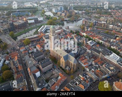 Der Peperbus oder Onze Lieve Vrouwetoren mit Onze Lieve Vrouwebasiliek ist eine mittelalterliche kreuzförmige Kirche auf dem Ossenmarkt in Zwolle, die St. Stockfoto